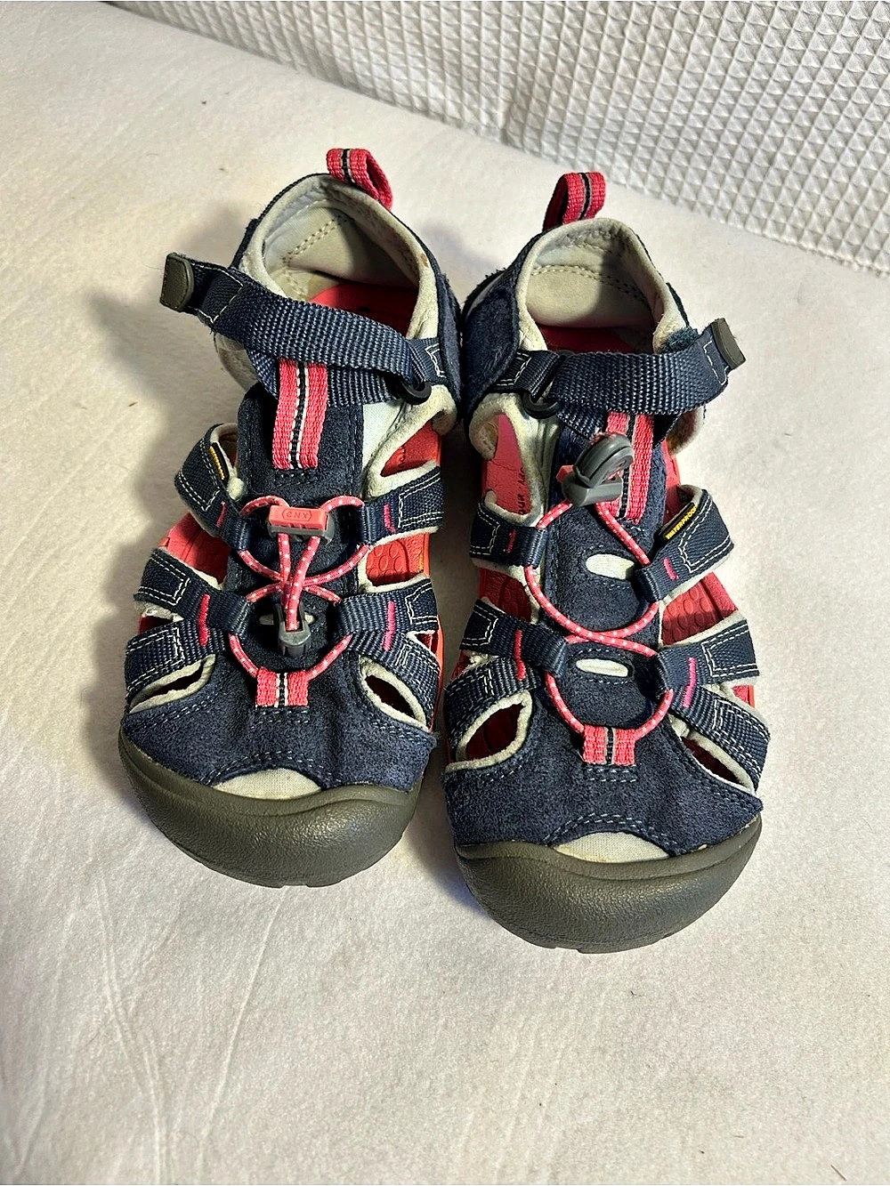 KEEN Seacamp II CNX Kids size 2 Water Shoes/Sandals Navy and Pink